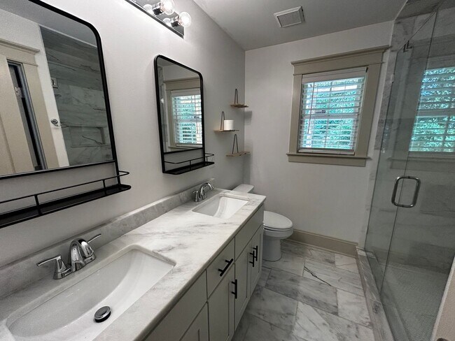 Building Photo - Gorgeous 4 Bedroom Home in Belmont Neighbo...