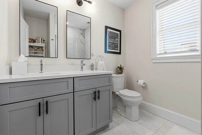 Building Photo - Comfortable and Spacious Rental Opportunity