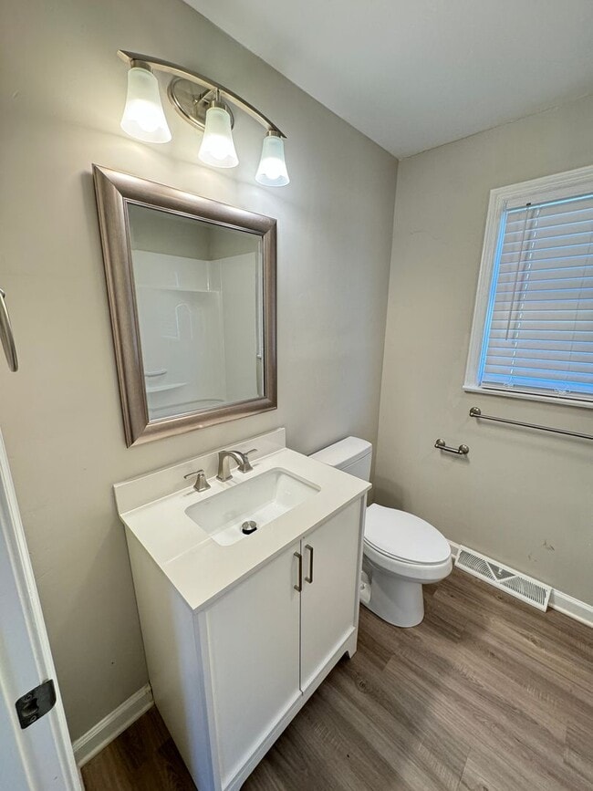 Building Photo - 2Bd/1Ba Fully Renovated 2024 House with Fe...
