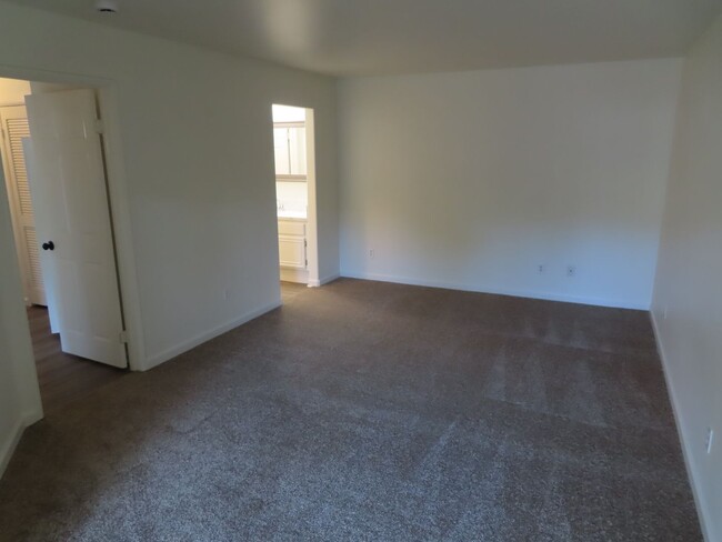 Building Photo - 2 bed, 2 bath Condo in San Diego's Linda V...