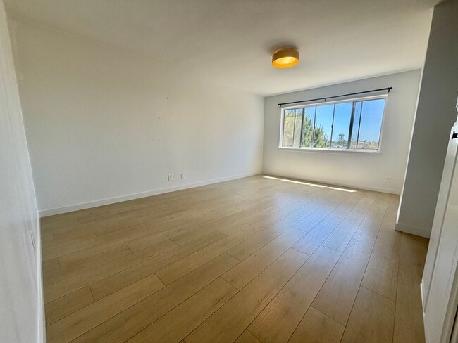 Building Photo - Hill Section 3BD Home with Large Backyard & Renovated Quartz Kitchen