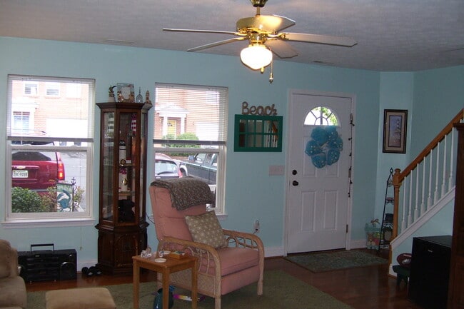 Building Photo - Immaculate End Unit Townhouse