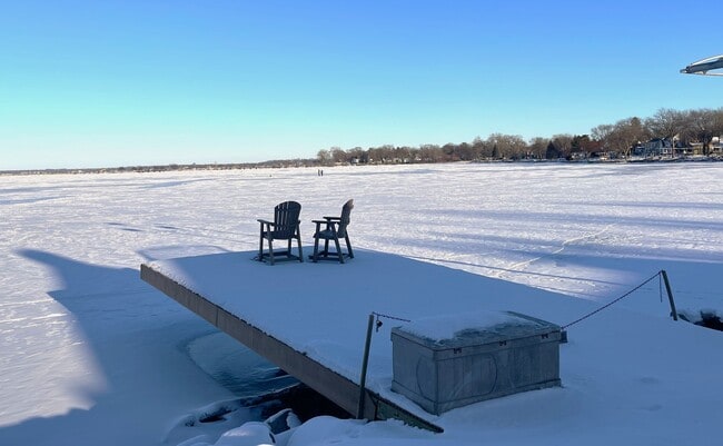 Building Photo - 934 W Shore Dr