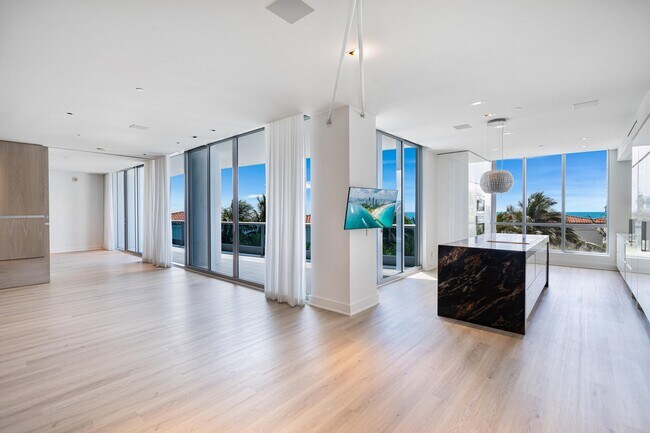 Building Photo - 5959 Collins Ave