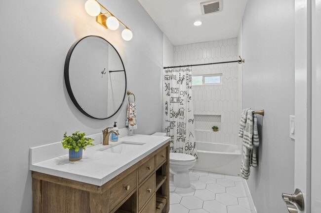 Building Photo - Updated Midtown Home