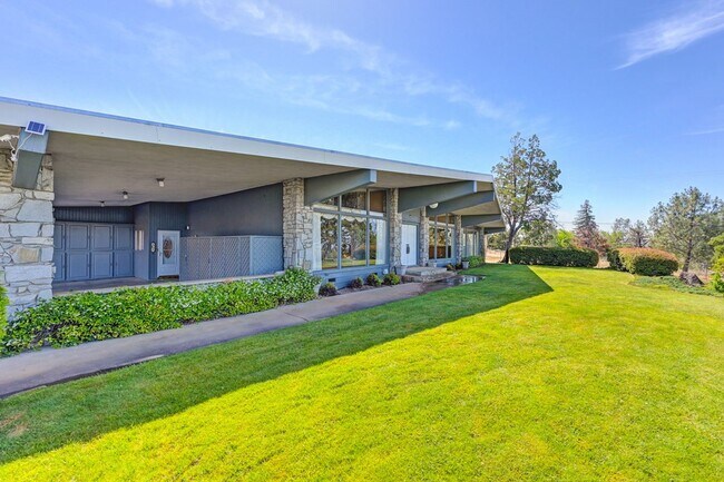 Building Photo - 1000 Grass Valley Hwy
