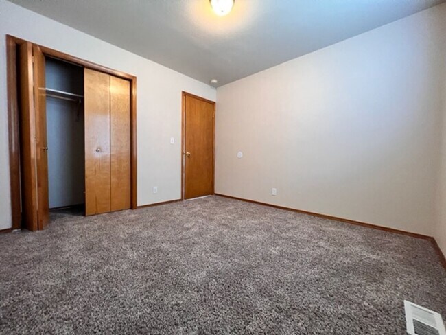 Building Photo - 2800 Fayette~Close to Park, Split Bedroom ...