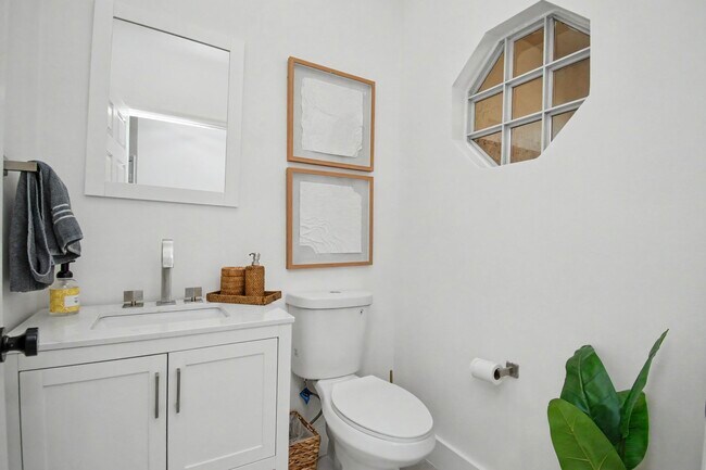 Building Photo - 6744 Via Regina