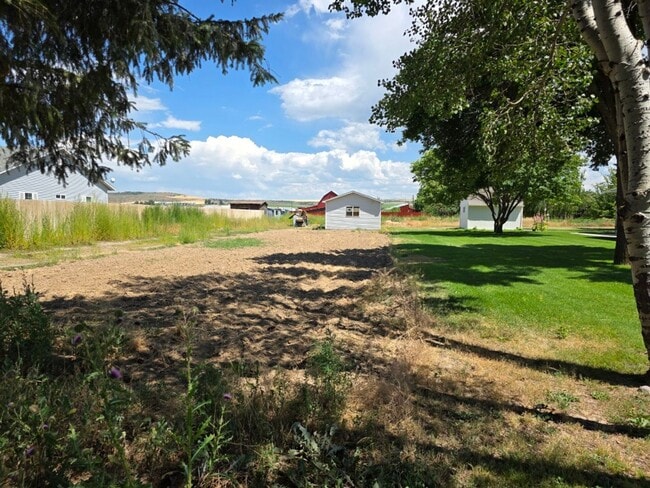 Building Photo - 3 bed, 3 bath Home in Sunnydell area Rexburg