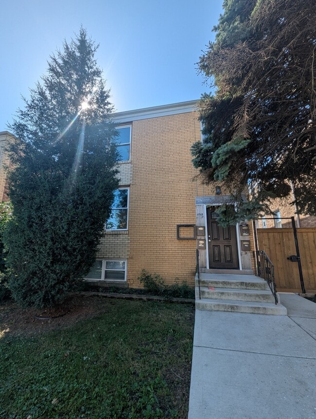 Building Photo - 6949 W Diversey Ave