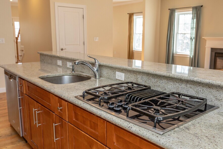 Building Photo - 8 Summer Hill Cir