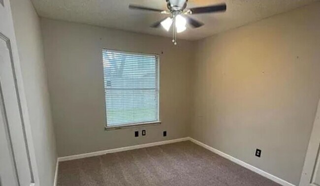 Building Photo - 2025 Sandy Knoll Dr