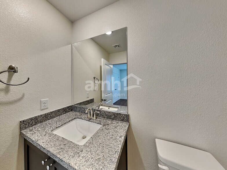 Building Photo - 5855 Petronius St