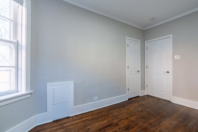 Building Photo - 7418 N Damen Ave