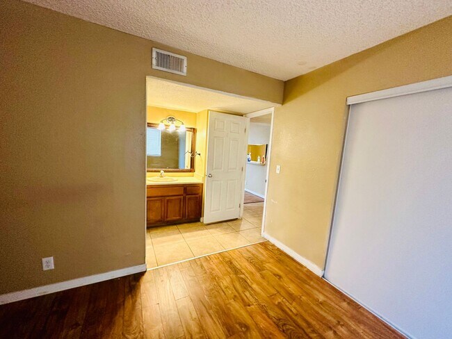 Building Photo - Downstairs 2-Bedroom Condo in Central Las ...