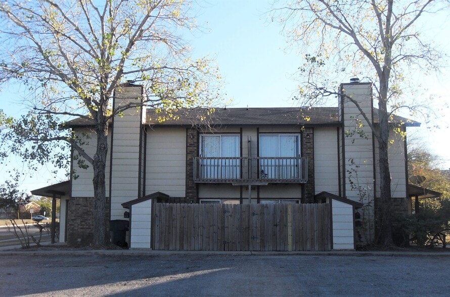 Building Photo - 3008 Chaucer Dr