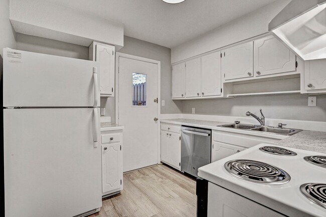 Building Photo - AVAILABLE NOW!! 2 Bedroom 2.5 Bathroom Townhome - Furnished!