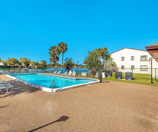 Building Photo - Spacious 1 bed 1 bath condo in Pembroke Pi...