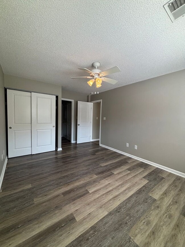 Building Photo - Beautiful Upgraded Condo located in Queens...