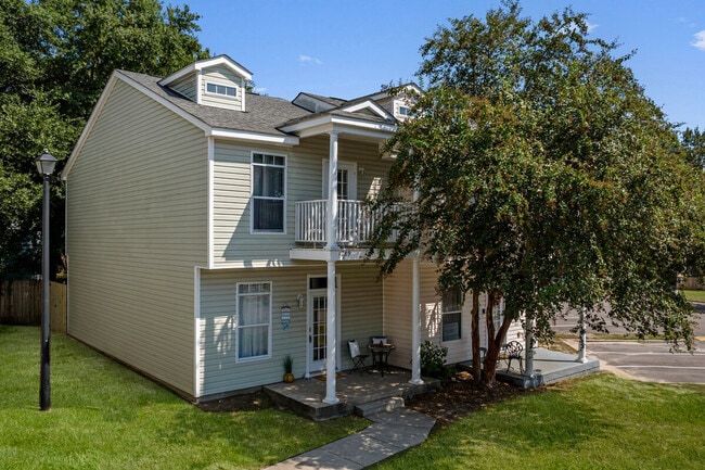 Building Photo - 241 Cowan Rd