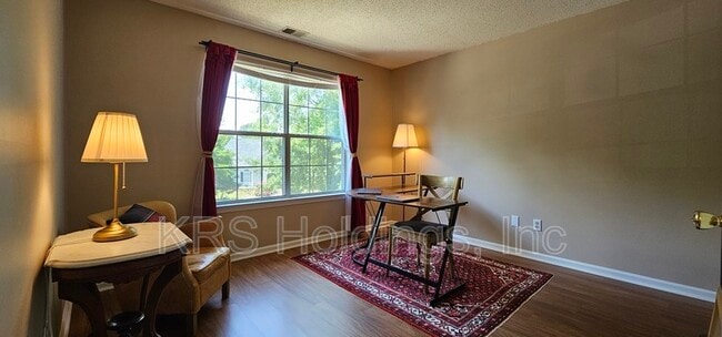 Building Photo - 3136 Sacramento Dr