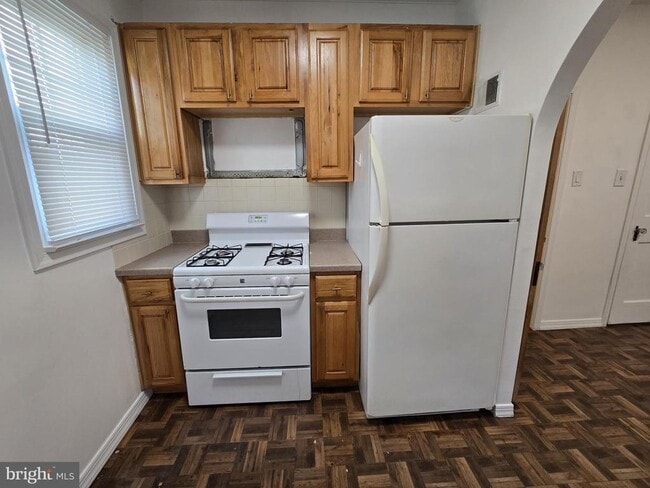 Building Photo - 831 Fanshawe St