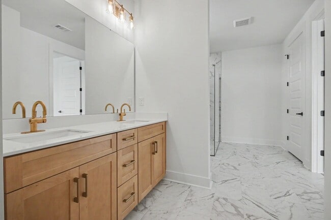 Building Photo - 3084 Claredon St