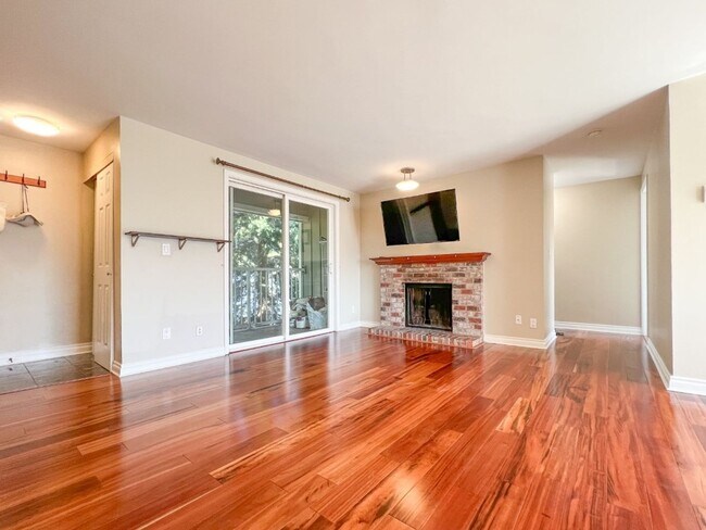 Building Photo - 2Bd/1.75Ba Seattle Condo