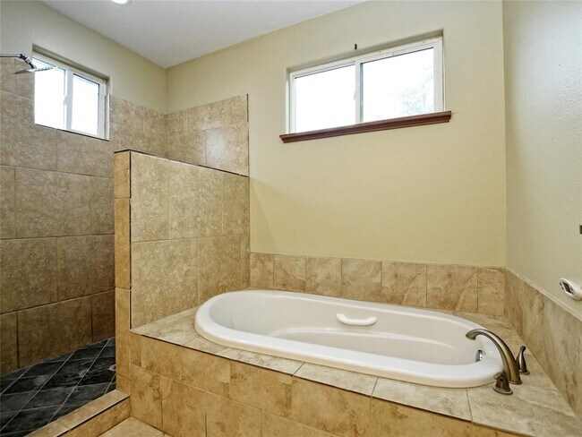 Building Photo - 605 Echo Dr