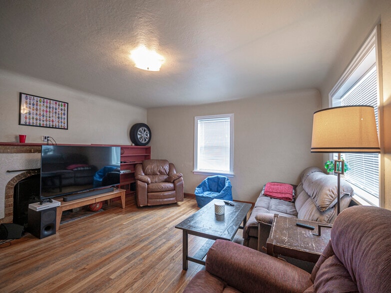 Building Photo - 1140 NE Lake St