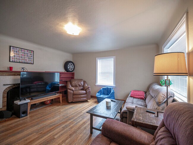 Building Photo - 1140 NE Lake St