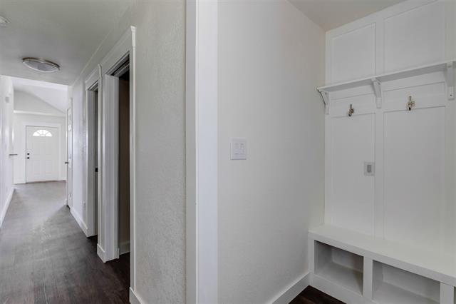Building Photo - 5922 Royalcrest Dr
