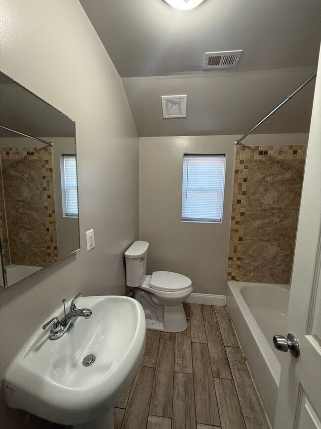 Building Photo - 312 Burbank St SE