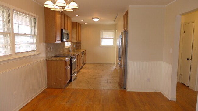Building Photo - 93 Great Lake Dr