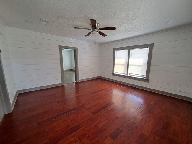 Building Photo - 208 S Andrews Dr