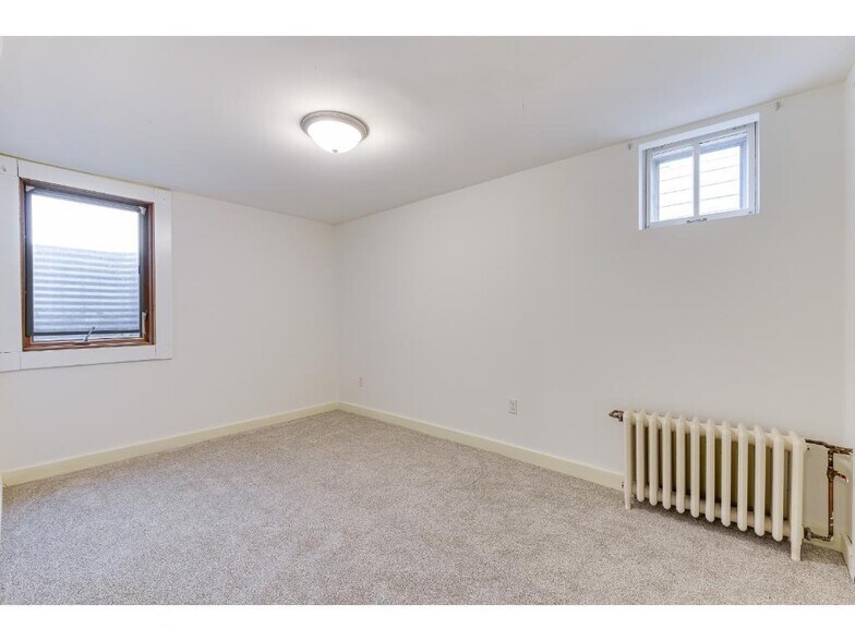 Building Photo - 818 W 42nd St