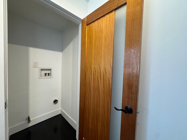 Building Photo - Cincinnati Duplex