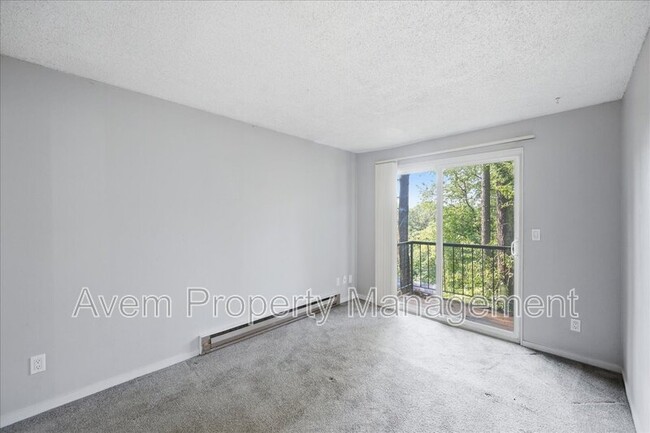 Building Photo - 5023-5033 SW Pasadena Street - 5027