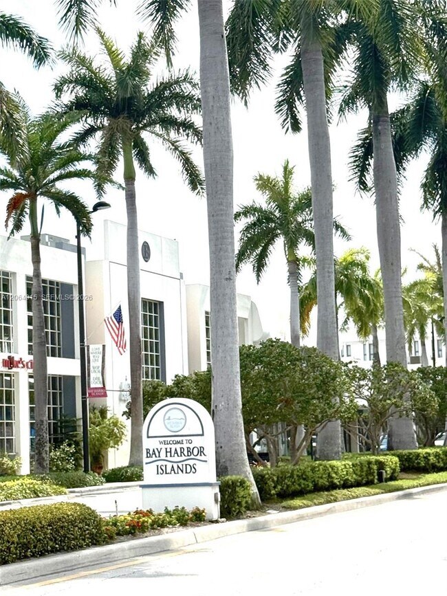Building Photo - 9901 W Bay Harbor Dr