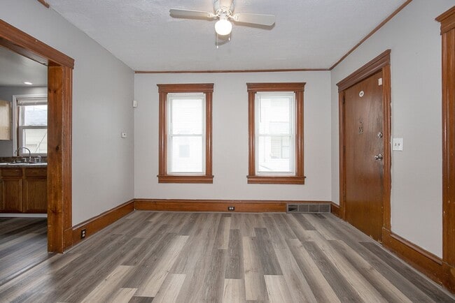 Building Photo - 3 Bedroom/1 bath Single House!!