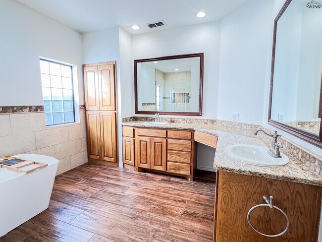 Building Photo - 1703 Rockridge Dr