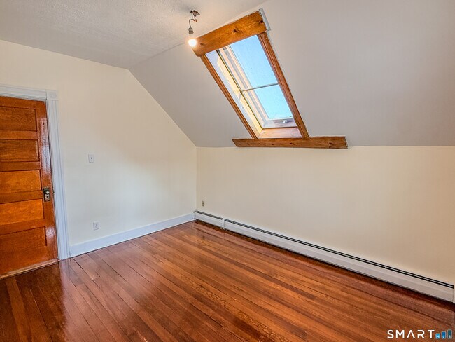 Building Photo - 162 Jubilee St