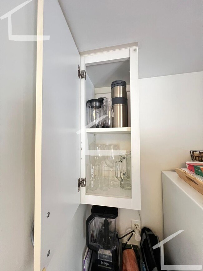 Building Photo - Great 1 bedroom condo available NOW - Northeastern