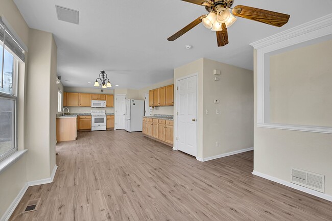 Building Photo - 3 bedroom, 2 bath home with 2 car garage in Highlands Ranch