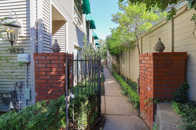 Building Photo - 1 Bed | 1.5 Bath Near Downtown Tulsa!
