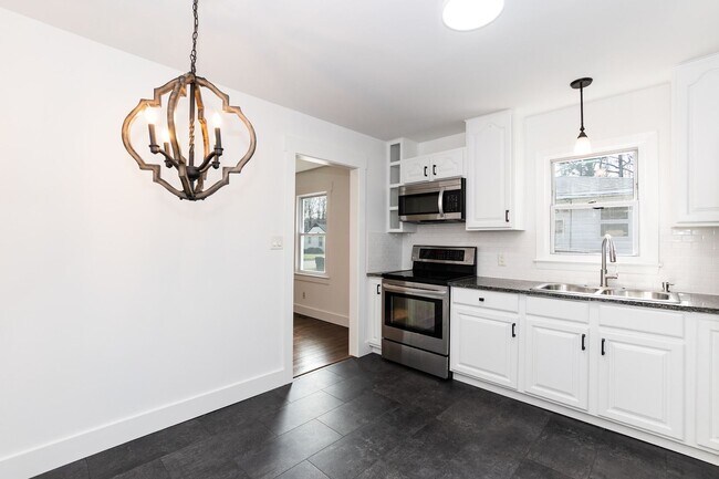 Building Photo - Three Bedroom Home!