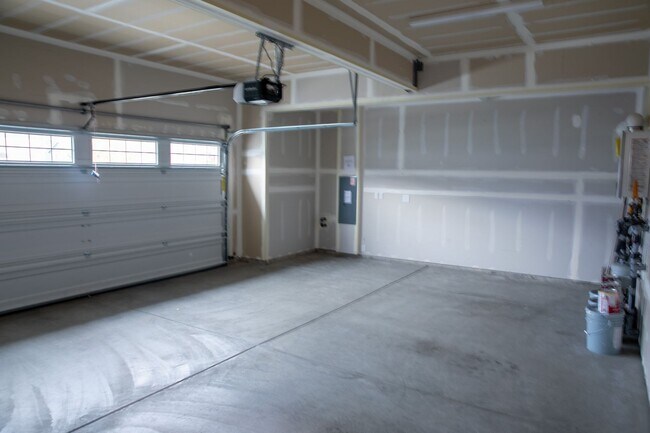 Building Photo - 3006 Mahogony St NE - corner lot