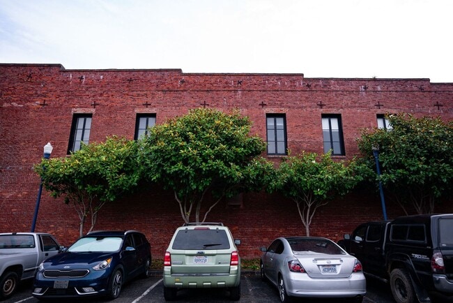 Building Photo - 422 1st St