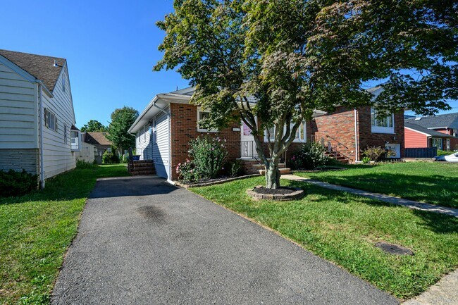 Building Photo - 6 Madison St