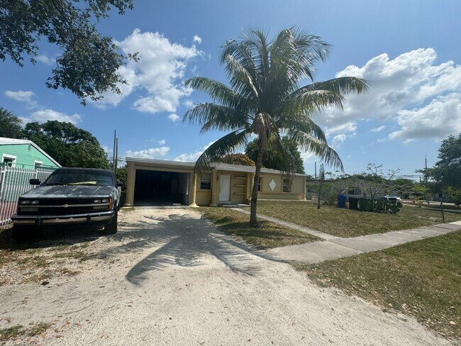 Building Photo - Large 4-2